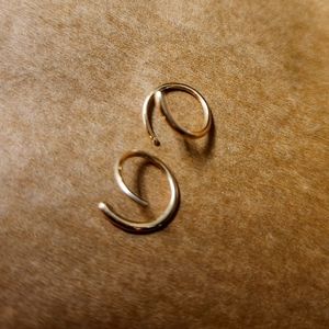 Mejuri 14k yellow gold spiral earrings